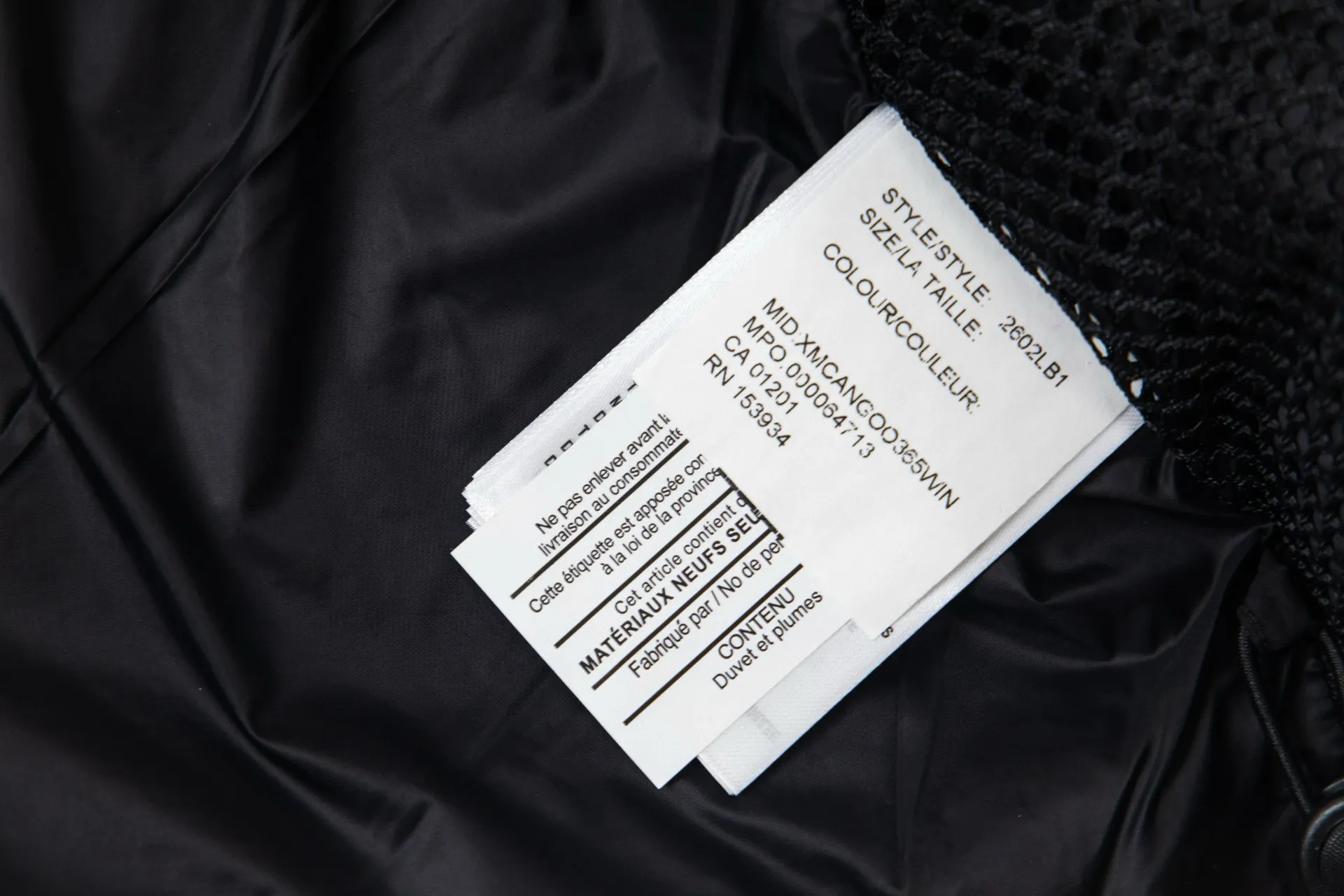 P770 model number: G124 Canada Goose PASTELS series new Parker couple's hooded down jacket 1️⃣The fabric is made of soft EnduraLuxe fabric, which enhances the durability of easy-to-wear parts, is lightweight and durable; the inner liner is made of anti-velvet gallbladder, which is comfortable and soft without velvet. It has a detachable hood, can be adjusted in two directions, and is also filled with down, which brings greater softness and wrapping around the head and neck, and is full of warmth. This parka features white trim on the back and sides, and the hardware locks are all original and custom-made to match the muted fabric color. Goose label: The official website’s new series of silicone material labels, non-embroidery labels. 2️⃣It is very youthful and energetic, and can be easily worn by both men and women. It is very in line with the fashion aesthetic concepts of today's young people! 3️⃣ A full set of customized accessories, complete with three standards, same style for men and women, a must-have for couples! Color: black, white, pink, stone gray, water-soluble blue Size: XS, S, M, L